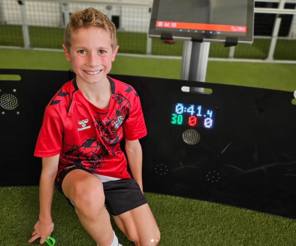 Cậu bé 9 tuổi lập kỷ lục thế giới về chạy trong công viên