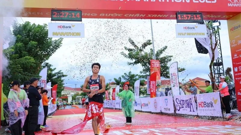 Huỳnh Anh Khôi phá kỷ lục cá nhân tại HDBank Green Marathon